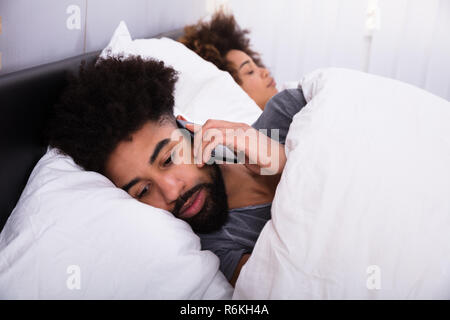 Uomo che parla al telefono cellulare Foto Stock