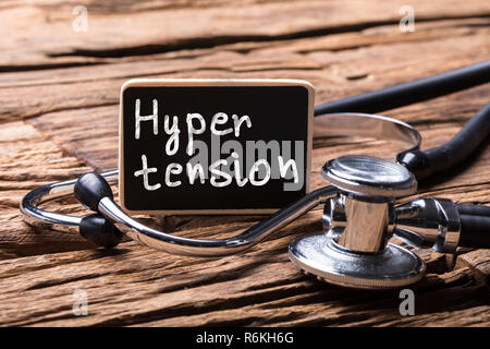 Close-up di uno stetoscopio in ardesia che mostra testo ipertensione Foto Stock