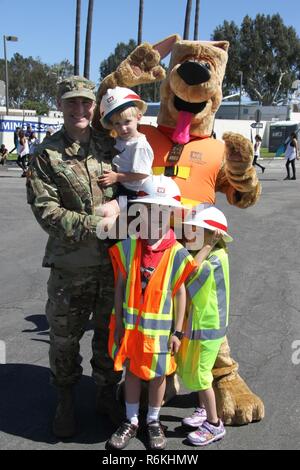 Stati Uniti Esercito di ingegneri di Los Angeles del distretto vice comandante, il Mag. Scotty Autin e la sua famiglia prendere un momento e unisciti a 'Bobber la sicurezza dell'acqua cane' come hanno partecipato nella città di Torrance's 58th annuale delle Forze Armate parata del giorno qui maggio 20. "Bobber" è la U.S. Esercito di ingegneri mascotte di sicurezza. USACE utilizza "Bobber" per educare i bambini sulla sicurezza dell'acqua di orientamento dall'acqua nazionale Programma di sicurezza. Foto Stock