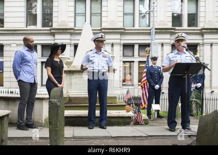 Come una parte della flotta settimana New York, membri di equipaggio dalla Guardacoste Hamilton e gli ospiti onorati Coast Guard fondatore, Alexander Hamilton, con una ghirlanda di memorial-posa cerimonia presso la sua tomba alla Chiesa della Trinità nella città di New York, 26 maggio 2017. Membri del cast Brandon Victor Dixon (Aaron Burr) e Lexi Lawson (Eliza Hamilton) della stimata musical di Broadway, Hamilton ha anche partecipato e pagato il loro rispetto per l'omonimo condivisa sia della nave e il gioco. Stati Uniti Coast Guard Foto Stock