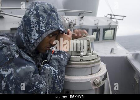 PHUKET, Tailandia (25 maggio 2017) Intendente di terza classe Raul Santopieve, a Cordova, Tennessee nativo, cuscinetti prende a bordo Arleigh Burke-class guidato-missile destroyer USS Sterett (DDG 104) come la nave si prepara a discostarsi dalla Thailandia per partecipare in esercizio mare Guardian 2017. Sterett è parte della superficie Sterett-Dewey Action Group ed è il terzo gruppo di distribuzione che operano sotto il comando ed il controllo costrutto denominato 3a flotta in avanti. Stati Uniti 3a flotta operante in avanti offre opzioni aggiuntive per la flotta del Pacifico commander sfruttando le capacità del 3° e 7° flotte. Foto Stock