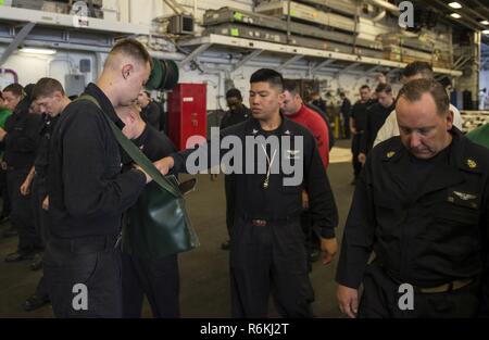 Oceano atlantico (24 maggio 2017) - Aviazione del macchinista Mate Airman Tyler Vargo, nativo di Atene, Ga., raccoglie i detriti nell'hangar bay dell'assalto anfibio nave USS Iwo Jima (LHD 7) durante un oggetto estraneo danni walkdown. Iwo Jima è attualmente conducendo le operazioni di routine in mare in seguito al completamento di una continua manutenzione periodo di disponibilità. Foto Stock