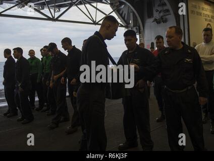 Oceano atlantico (24 maggio 2017) - Aviazione del macchinista Mate Airman Tyler Vargo, nativo di Atene, Ga., raccoglie i detriti nell'hangar bay dell'assalto anfibio nave USS Iwo Jima (LHD 7) durante un oggetto estraneo danni walkdown. Iwo Jima è attualmente conducendo le operazioni di routine in mare in seguito al completamento di una continua manutenzione periodo di disponibilità. Foto Stock