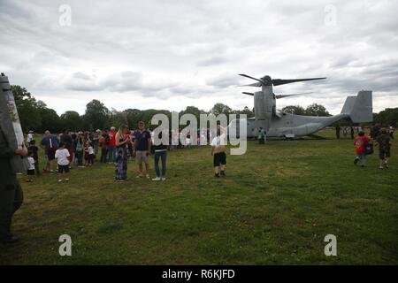 Linea di visitatori fino a vedere una MV-22 Osprey elicottero a Eisenhower Park, N.Y., durante la settimana della flotta New York 2017, 27 maggio 2017. Marines, marinai e la costa guardie sono a New York per interagire con il pubblico e dimostrare le funzionalità e insegnare alla gente di New York circa l'America servizi marittimi. Foto Stock