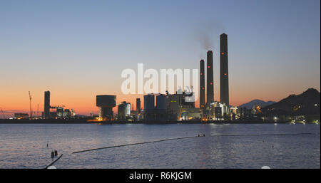 La stazione di alimentazione in Lamma island al tramonto Foto Stock