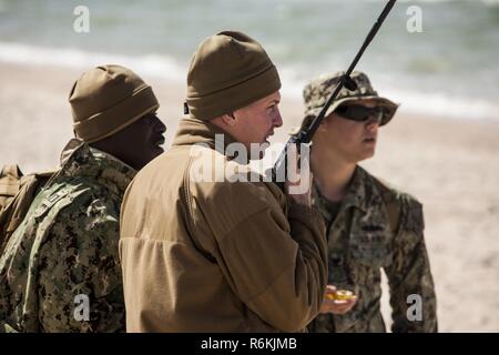 VENTSPILS, Lettonia- U.S. I marinai con Beachmaster Unità due, Navale Beach gruppo due, Expeditionary Strike gruppo due, comunicare con la lotta contro il Centro Operazioni in preparazione per esercitare Saber Strike 17 in Ventspils, Lettonia, 22 maggio 2017. Esercizio Saber Strike 17 è un annuale combinati-esercizio congiunto condotti presso varie sedi in tutta la regione del Mar Baltico e della Polonia. La combinazione di corso di formazione prepara gli alleati e partner per rispondere più alle crisi regionali e di soddisfare le loro esigenze di sicurezza mediante il miglioramento della sicurezza delle frontiere e la lotta contro le minacce. Foto Stock