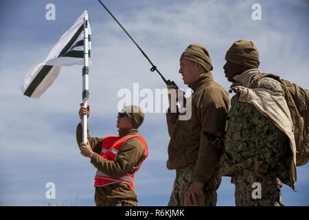 VENTSPILS, Lettonia- marinai con unità Beachmaster due, Navale Beach gruppo due, Expeditionary Strike gruppo due, comunicare con la lotta contro il Centro Operazioni in preparazione per esercitare Saber Strike 17 in Ventspils, Lettonia, 22 maggio 2017. Esercizio Saber Strike 17 è un annuale combinati-esercizio congiunto condotti presso varie sedi in tutta la regione del Mar Baltico e della Polonia. La combinazione di corso di formazione prepara gli alleati e partner per rispondere più alle crisi regionali e di soddisfare le loro esigenze di sicurezza mediante il miglioramento della sicurezza delle frontiere e la lotta contro le minacce. Foto Stock