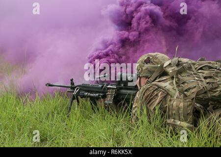 Un U.S. Soldato assegnato al primo battaglione, 506th Reggimento di Fanteria, 1° Brigata Team di combattimento, 101st Airborne divisione di fanteria partecipa nel vivo di un esercizio di incendio durante il regno Accord 2017 a Bundase Training Camp, Bundase, Ghana, 27 maggio 2017. Regno Accord (formerly Western Accord) 2017 è un annuale, combinati, comune di esercitazione militare che promuove i rapporti regionali, aumenta la capacità, treni negli Stati Uniti e in Africa occidentale le forze e incoraggia la formazione incrociata e l'interoperabilità. Foto Stock