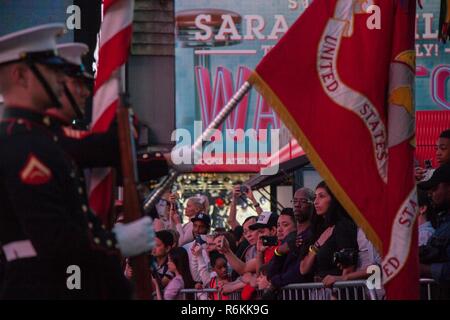 Gli spettatori mostrano onore come NEGLI STATI UNITI Marine Drum & Bugle Corps riproduce l'inno nazionale in Times Square, 27 maggio, 2017. Marines, marinai e la costa guardie sono a New York per interagire con il pubblico e dimostrare le funzionalità e insegnare alla gente di New York circa l'America servizi marittimi. Foto Stock