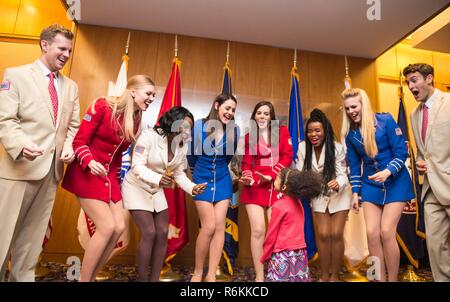 L'USO Visualizza troupe effettua per una bambina dopo la tragedia del programma di assistenza per i superstiti (TAPS) Grand banchetto presso il ventitreesimo rubinetti militari nazionali seminario superstite e buon dolore Camp in Arlington, Virginia, 27 maggio 2017. Rubinetti porta familiari superstiti elementi insieme nella capitale della nazione durante il weekend del Memorial Day a partecipare a seminari, workshop e attività di sostegno e di onorare il loro sacrificio. Foto Stock