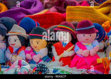 Fila di bambole in abiti tradizionali, Mercato di Otavalo, Ecuador. Foto Stock