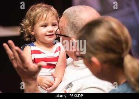 Lo Chef Robert Irvine incontra familiari superstiti membri dopo la tragedia del programma di assistenza per i superstiti (TAPS) Grand banchetto presso il ventitreesimo rubinetti militari nazionali seminario superstite e buon dolore Camp in Arlington, Virginia, 27 maggio 2017. Rubinetti porta familiari superstiti elementi insieme nella capitale della nazione durante il weekend del Memorial Day a partecipare a seminari, workshop e attività di sostegno e di onorare il loro sacrificio. Foto Stock