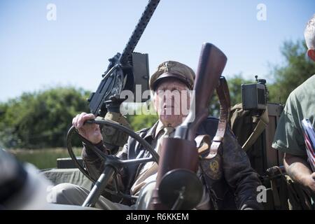 Douglas Ward, 305Gruppo di bombardamento veterano, ride a uno scherzo fatto durante un tour dell'aviosuperficie ha servito a Chelveston in Inghilterra, 27 maggio. Ward ha visitato il campo di aviazione per la prima volta poiché ha servito ci 75 anni prima. Foto Stock