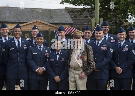 305bombardamento veterano gruppo Douglas Ward, prende una foto con gli attuali membri della 305Aria Mobilità ala, ora di stanza a base comuneGuire-Dix Mc-Lakehurst, N.J. davanti la 305BG memorial Chelveston in Inghilterra, 27 maggio. Ward è servita nel 305BG da 1942-1945. Foto Stock