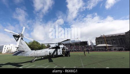 NEW YORK (26 maggio 2017) un MH-60S Sea Hawk elicottero assegnato a "La notte campionatori a immersione" di elicottero di mare squadrone di combattimento (HSC) 5 prepararsi per una visualizzazione statica alla Curtis High School di Staten Island come parte della flotta settimana New York 2017. Settimana della flotta di New York, ora nella sua 29 anno, è la città del tempo-onorato festa del mare servizi. Si tratta di una opportunità unica per i cittadini di New York e il circostante tri-state area per soddisfare i marinai, Marine e le coste Guardie, come pure testimoniare di prima mano le funzionalità più recenti di oggi i servizi marittimi. Il giro celebrazione è stata hel Foto Stock