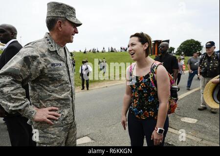 Gen. David L. Golden parla con Katie Heisler, un asilo insegnante della scuola da Fort Worth, Texas, prima dell'inizio del Rolling Thunder 2017. Quest anno ricorre il trentesimo anniversario della motocicletta annuale raduno a Washington D.C. in onore di POW e mia i membri del servizio, 28 maggio 2017. Foto Stock