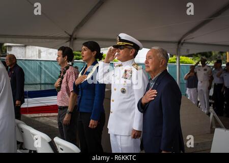 Illustri ospiti di stand per la riproduzione dell' inno nazionale durante il XIX Roll Call di onore in ricordo cerimonia presso il National Memorial Cemetery del Pacifico a Honolulu, Hawaii, 28 maggio 2017. La cerimonia ha onorato Pacific American veterani per il loro passato e di continuare il servizio per gli Stati Uniti. Foto Stock