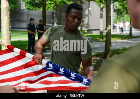 Il sergente Dave Bratcher, nativo di Mount Vernon, N.Y., piega la bandiera americana dopo avere il privilegio di svolgere durante il 2017 Libertà eseguire, 28 maggio 2017. Marines, marinai e la costa guardie hanno partecipato all'esecuzione di onorare le vite perdute in 9/11 di attacchi terroristici. Foto Stock