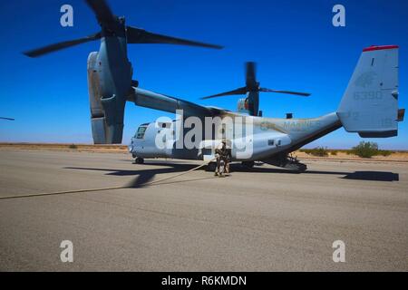 Marines con mezzo marino Tiltrotor Squadron (VMM) 363 di fare rifornimento di carburante prima di estrazione di Marines con il 3° Reggimento Marino partecipando a una lunga serie di simulazione di raid durante la formazione integrata Esercizio (ITX) 3-17 al Marine Corps Air Station Yuma, Arizona, 27 maggio. ITX è un combinato di bracci di esercizio permettendo Marines attraverso 3 aeromobili Marina Wing per operare come un aereo elemento di combattimento integrato con terreno e logistica degli elementi di combattimento come Marine aria-terra task force. Più di 650 marines e 27 aerei con 3° MAW sono di supporto ITX 3-17. Foto Stock