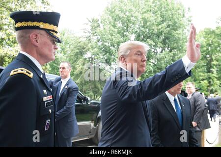 Presidente Trump grazie ai membri del servizio dopo la 149Memorial Day osservanza presso la tomba del Milite Ignoto e la Memorial anfiteatro presso il Cimitero Nazionale di Arlington, 29 maggio 2017. Senior leadership da intorno il DoD riuniti in onore di America è caduto il servizio militare i membri. Foto Stock