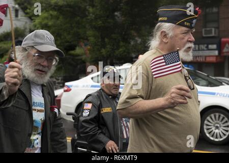 I veterani di marzo nella Legione americana Inwood Post Memorial Day Parade durante la settimana della flotta New York 2017, 29 maggio 2017. Marines, marinai e la costa guardie sono a New York per interagire con il pubblico e dimostrare le funzionalità e insegnare alla gente di New York circa l'America servizi marittimi. Foto Stock