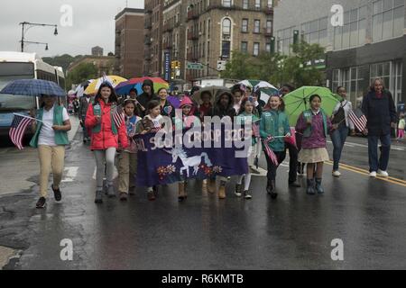 Girl Scouts marzo in American Legion Inwood Post Memorial Day Parade durante la settimana della flotta New York 2017, 29 maggio 2017. Marines, marinai e la costa guardie sono a New York per interagire con il pubblico e dimostrare le funzionalità e insegnare alla gente di New York circa l'America servizi marittimi. Foto Stock