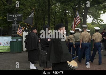 Marines marzo in American Legion Inwood Post Memorial Day Parade durante la settimana della flotta New York 2017, 29 maggio 2017. Marines, marinai e la costa guardie sono a New York per interagire con il pubblico e dimostrare le funzionalità e insegnare alla gente di New York circa l'America servizi marittimi. Foto Stock