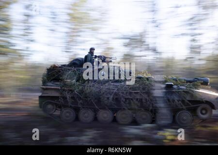 Soldati finlandesi della brigata armoure drive in un serbatoio durante una missione di addestramento, in Pohjankangas, Niinisalo, Finlandia, 5 maggio 2017 durante la freccia 17 annualmente una formazione finlandese esercizio per migliorare l'interoperabilità e la capacità di meccanizzato, motorizzato ed unità blindate per eseguire manovre tattiche insieme. Foto Stock