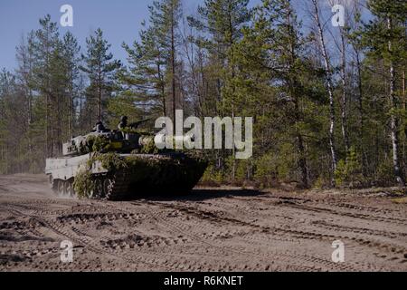 Soldati finlandesi della brigata corazzata, guidare il loro serbatoio durante una missione di addestramento in Pohjankangas, Niinisalo, Finlandia, 6 maggio 2017. Il finlandese, a fianco degli Stati Uniti e soldati norvegesi hanno partecipato a freccia 17, un annuale di formazione finlandese di esercizio che migliora l'interoperabilità e la capacità di meccanizzato, motorizzato ed unità blindate per eseguire manovre tattiche insieme. Foto Stock