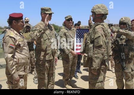 Stati Uniti Esercito Lt. Col. Timothy Batig, distribuito come supporto delle Combined Joint Task Force-Operation inerenti a risolvere e assegnati al 2° Battaglione, 508th Parachute Reggimento di Fanteria, 2° Brigata Team di combattimento, ottantaduesima Airborne Division, giura il " giuramento del commissionato Officer" per il Mag. Gen. Giuseppe Martin, il comandante generale combinata di forza comune terra comando di componente e 1a divisione di fanteria, a Mosul, Iraq, 25 maggio 2017. Batig ha ricevuto la sua promozione a tenente colonnello da Martin durante una cerimonia e poi riaffermato il suo giuramento come un ufficiale incaricato. La seconda BCT, ottantaduesima Abn. Div., consente Foto Stock