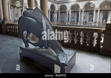 L'Italia, Milano, Palazzo Brera e l Accademia di Belle Arti e la Biblioteca Nazionale Braidense. Statua di "miracolo" di Marino Marini Foto Stock