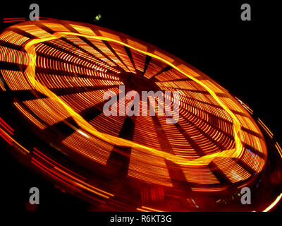 Bassa angolazione di un gigante di Ferris a Natale il carnevale di notte in Svizzera. Foto Stock