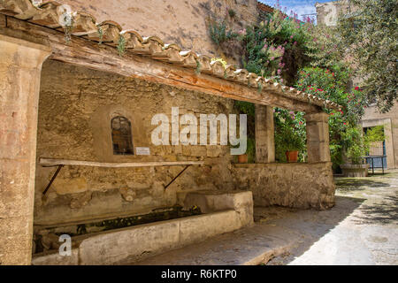 Il vecchio pozzo medievale in Cucuron, Provenza, Luberon, Vaucluse Francia Foto Stock