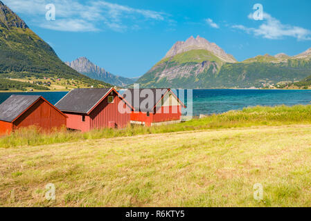 Granai in Norvegia, l'Europa. Montagne, fiumi, sky Foto Stock