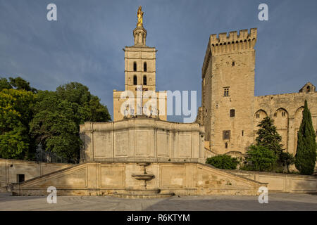 Statua dorata della vergine sulla torre del duomo e il palazzo papale ad Avignone, in Provenza Luberon, Vaucluse Francia Foto Stock