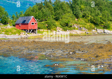 Fienile in Norvegia, l'Europa. Montagna, fiume e foresta Foto Stock