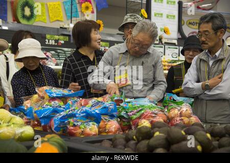 Locali giapponesi tour il comissario durante il tour mensile di Misawa combatté Air Base, Giappone, Maggio, 19, 2017. Gli ospiti ricevono una trentina di minuti di breve a un specifico locale ogni mese per saperne di più circa la missione di Misawa combatté AB mentre impara più circa l'installazione dell amicizia e impegno nella comunità con la città e le zone circostanti. In aggiunta a questi mandati specializzati, essi tour il perimetro di base, evidenziando importanti posizioni sulla base. Questa settimana, 30 membri di comunità provenienti da così lontano come Hirosaki, Giappone, entrato a far parte del tour. Foto Stock