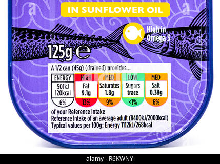 Morrisons filetti di sgombro in olio di semi di girasole contenute in un stagno ringpull. Foto Stock