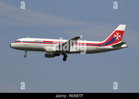 Air Malta Airbus A320-200 nella speciale livrea rétro con registrazione 9H-AEI su corto finale per la pista 18C dell'aeroporto di Amsterdam Schiphol. Foto Stock