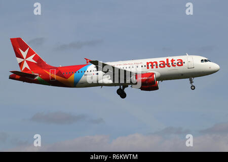 Air Malta Airbus A320-200 con registrazione 9H-AEP su brevi finale per pista 06 dell'aeroporto di Amsterdam Schiphol. Foto Stock