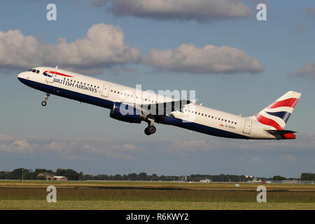 British Airways Airbus A321-200 con registrazione G-EUXH appena airborne all'Aeroporto di Amsterdam Schiphol. Foto Stock