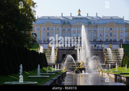 Peterhof Palace e Giardini di San Pietroburgo, Russia. Escursione crociera sulla Norwegian crociere nel Mar Baltico. Il palazzo dispone di magnifiche viste e giardini. Foto Stock