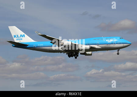 KLM olandese asia Boeing 747-400 con registrazione PH-BFM sul corto finale per pista 06 dell'aeroporto di Amsterdam Schiphol. Foto Stock