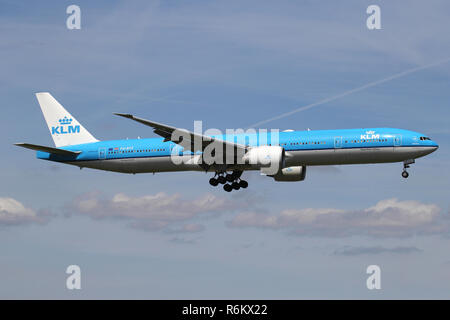 KLM olandese Boeing 777-300 con registrazione PH-BVF su brevi finale per pista 06 dell'aeroporto di Amsterdam Schiphol. Foto Stock