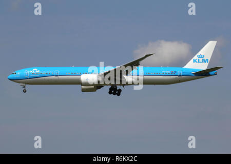 KLM olandese Boeing 777-300 con registrazione PH-BVO in corto finale per la pista 18C dell'aeroporto di Amsterdam Schiphol. Foto Stock