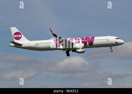 Islandese aria WOW Airbus A321-200 in livrea bianca con registrazione TF-papà su corto finale per pista 06 dell'aeroporto di Amsterdam Schiphol. Foto Stock