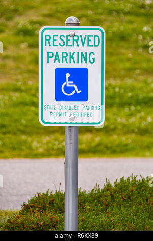 EVERETT, WA, Stati Uniti d'America - Giugno 2018: Segno in una baia di parcheggio riservato per persone disabili al Boeing Visitor Center di Everett. Foto Stock