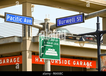 SEATTLE, WA, Stati Uniti d'America - Giugno 2018: segni su un nodo stradale sull'Harbourside di Seattle. Foto Stock