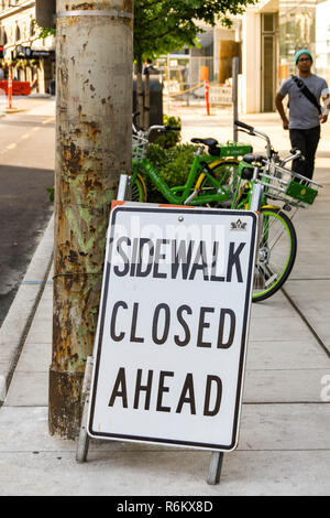 SEATTLE, WA, Stati Uniti d'America - Giugno 2018: Segno di informare i pedoni il marciapiede è chiuso. Foto Stock