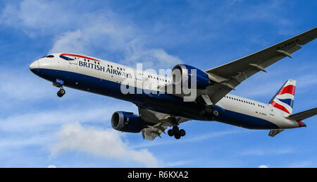 Londra, Inghilterra - Novembre 2018: British Airways Boeing 787 Dreamliner jet provenienti in terra all'Aeroporto di Londra Heathrow. Foto Stock